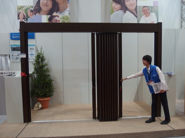 三協アルミ社 伸縮引き戸 ライアーレ 両側より開閉できます。 三協アルミ社 伸縮引き戸 ライアーレ 両側より開閉できます。