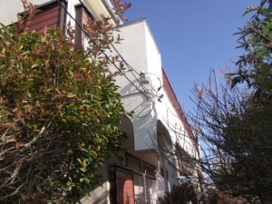 既存は木造モルタル塗りに塗装吹きつけで作られたバルコニーでした。