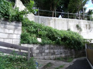 コンクリートスラブはコンクリート切断用カッターでサイコロ状にして切断しました。解体時の騒音や埃もなく住宅地にやさしい工法で撤去しました。