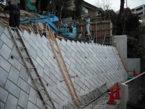擁壁を壊すと後は石積み。 ここまでくればごく普通の石積み工事です。