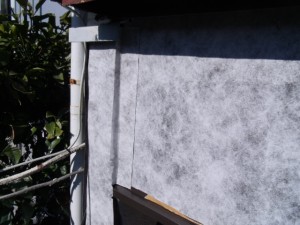 ベニヤを張り、防水シートを張った状況です。これでほぼ水は止まります。