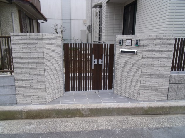 角地にある木目調フェンスを使った外構