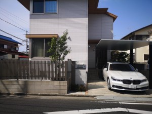 スタイリッシュなカーポートSCと大判タイルのお庭