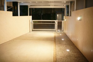 駐車場/アプローチ  夜遅くに帰ってくる入居者の方もいらっしゃるかもしれないため、アプローチはしっかりと明るさを確保できるように。