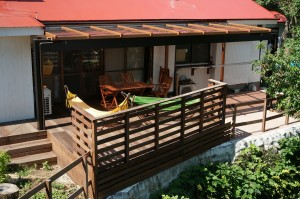 ウッドデッキすべてをテラス屋根で覆うのではなく、 部分的に覆うことでより開放感が出てきます。  ドローンを使っての撮影  ではなく、木に登っての撮影でした。
