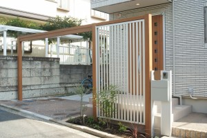 ファサードフレーム/玄関前目隠しのある外構　横浜市磯子区T様邸