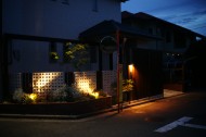 夜にはライティングを楽しめるようにしています。 光と影を楽しめるように明るすぎず、暗すぎず。 感覚を開けながら設置しています。