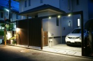 駐車場部分のフレームにはダウンライトを埋め込んでいます。 強すぎない光が幻想的になります。