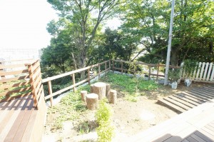 こちらは畑用スペース。現在は切り株で作ったテーブル・椅子？を置いています。