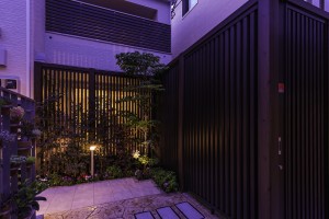 目隠し前  ライトがフェンスの手前にあることで、明るさの確保と同時に奥の部屋に目線があまり行かないようになっています。