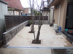  M様  この度はyamasoに工事のご依頼をいただき、誠に有難うございました。  今回は使えるお庭へリフォームということで、緑もだいぶ少なくなってしまい少しさみしく感じるかもしれませんが、これから少しのスペースになってしまいましたが、花壇スペースを御利用して無理のない範囲でガーデニングもお楽しみいただければと思います。  また、何かあればお気軽にご連絡頂ければ幸いです。  今後も長いお付き合いをどうぞよろしくお願い申し上げます。  yamaso