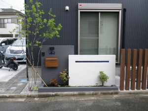 木目角柱を使ったモダンなエクステリア～横浜市金沢区S様邸～