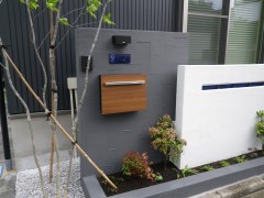 S様  この度はyamasoにご依頼頂き、誠にありがとうございました。  奥様に選んでいただいた表札から、このデザインに広がっていきましたが、最終的にお気に召すものができたということでとてもうれしく思っております。  樹木や植栽に関しても、今後お悩みのことがございましたらご連絡いただければと存じます。  今後もよろしくお願い申し上げます。
