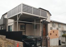 駐車場上にバルコニーを作った外構