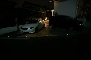 敷地の曲線形状を利用して、道路に沿ってのライティング。 アプローチにも玄関までの道しるべとなるライティングをしております。 こちらは車両が載っても丈夫な、照明となっています。