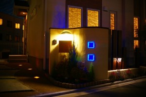 イエローのタイルドライトとブルーのガラスブロックで少しポップな感じに演出☆