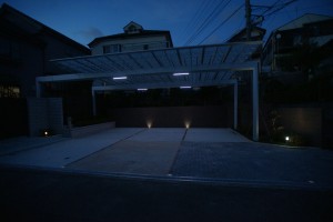 カーポートにはメーカーでは青色しかないためタカショーのLEDスイングバーを取付け。