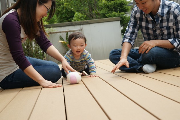 赤ちゃんにもやさしいウッドデッキ　横浜市　金沢区　外構工事