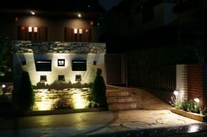 夜でもわかりやすいように照明付表札と、下からのライティングで夜でも楽しめる門壁としました。
