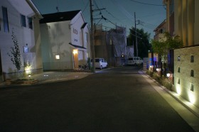 今回、工事を行ったW様邸のお向いは、実は以前、山創で工事を行った  Y様邸 でした。 近隣でも目立つスポットになりました。