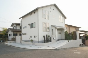明度が高い白のおうちに合うような、モダンさを残しつつ、枕木をふんだんに使い、木の温かみも出したエクステリアになりました。