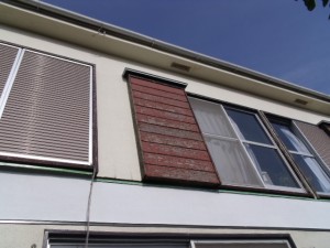 防水シートの上にモルタル。塗装を行い既存壁と同色の色に合わせて塗装を行います。 写真は塗装のパターン付の状況です。