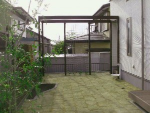 ～パーゴラ～  メインガーデンに設置されたパーゴラ（タカショー：フレームポーチ）。 こちらのパーゴラの柱には（杉田エース：スカイスクリーン）を付けて洗濯物物干しを掛けられるようにしています。 「お庭の雰囲気を損なわないように、物干し竿は付けたくないわ。」というオシャレな奥様のご要望からできあがりました。