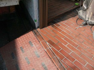 タイル目地に合わせて切り込みを入れて補修しています。