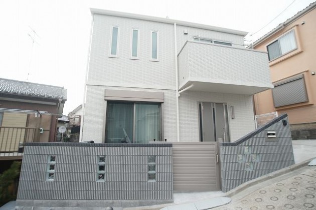 ソリッドストーン・ウェーブ表札・ガラスブロックを使ったモダン外構の＜横浜市　O様邸＞