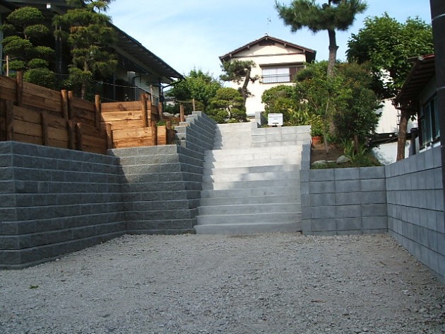 エスビック社のＡＢロックを使用した乾式擁壁　＜藤沢市　Ｓ様邸＞