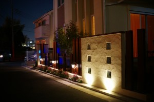 道路側外構夜景：防犯性、安全面ではもちろん、ライティングの効果で毎日夜になるのが楽しみになります。
