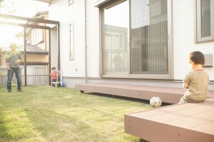 お庭で遊ぶとき、少し疲れたら、ウッドデッキでひと休憩。小さいお子様がちょこんと座るのにも、最適です。天気のいい日は、外でおやつもいいかもしれないです。
