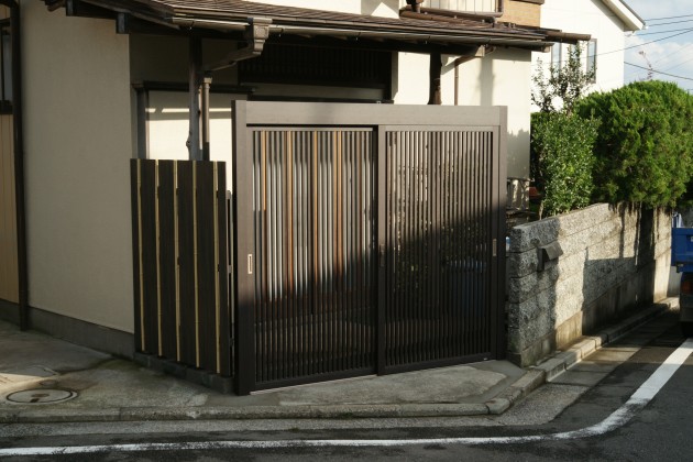 木の引き戸をアルミ引き戸に　横浜市都筑区外構リフォーム工事