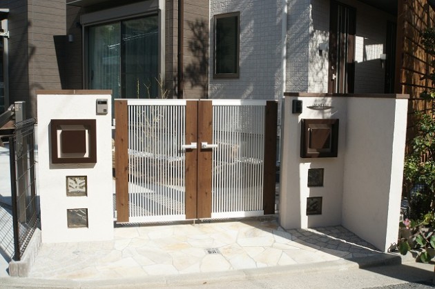 ２世帯住宅の門壁　三協立山アルミ　マイリッシュA12型