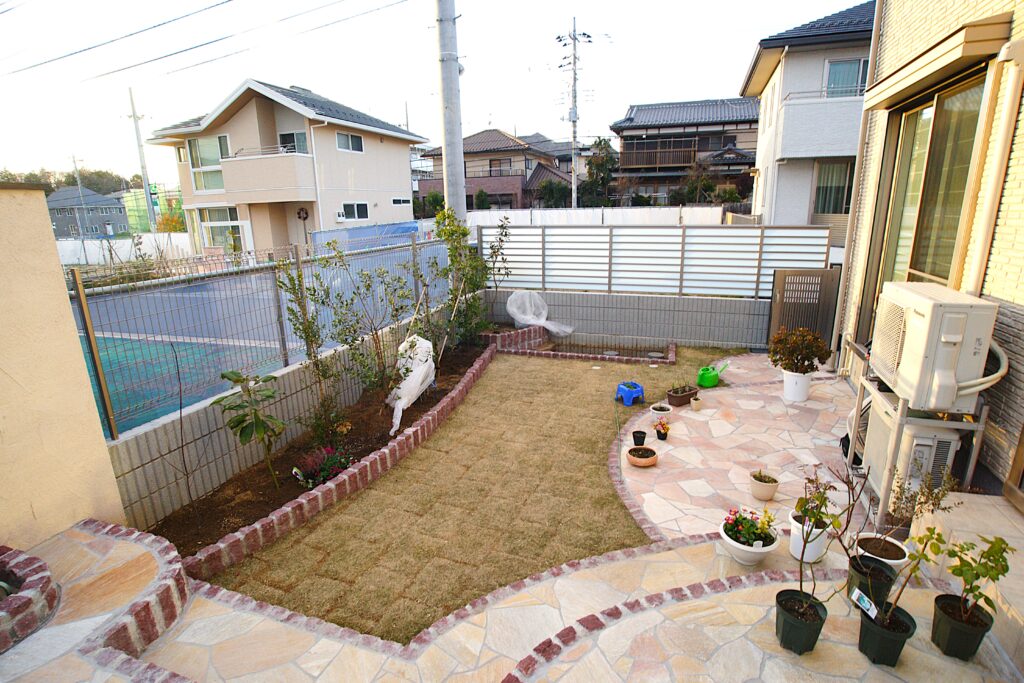 yamasoブログ　インスタ　リール動画　告知　乱形石張り　天然石デッキ　乱張り石　天然芝　植栽帯　おしゃれな庭　アジアンモダン