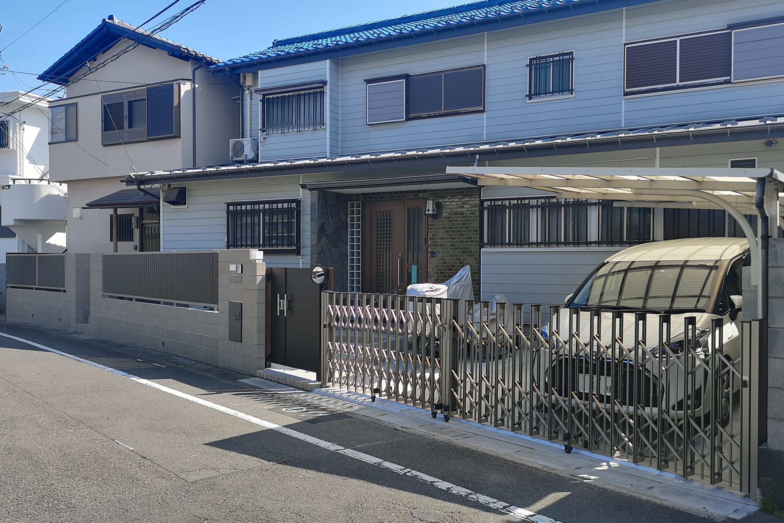 施工事例　24　外構リフォーム　門周り　車庫周り　二棟並んだお宅の外構リフォーム