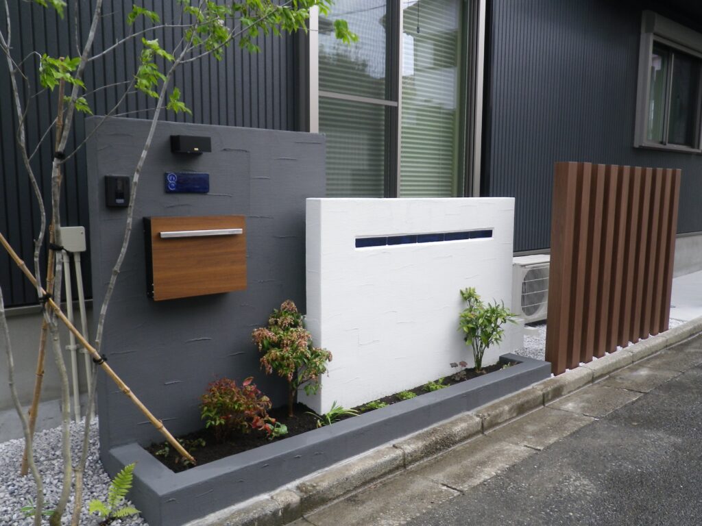 Yamasoブログ　LIXILお役立ち情報　エクステリアでいいコトコラム　102　手軽に設置や交換ができる壁掛け型壁付け型