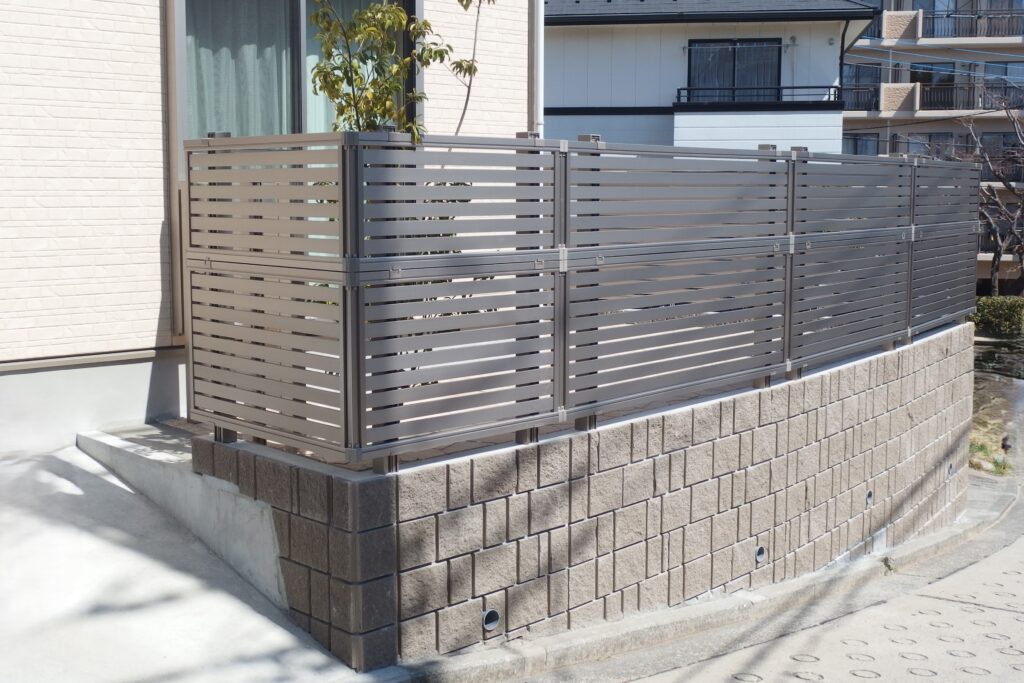 yamasoブログ　インスタ　リール動画　告知　61　お庭・土地を広げる工事　近景　化粧土留めブロック積み　目隠しフェンス設置　庭拡張工事　ブロック擁壁　庭を広くしたい