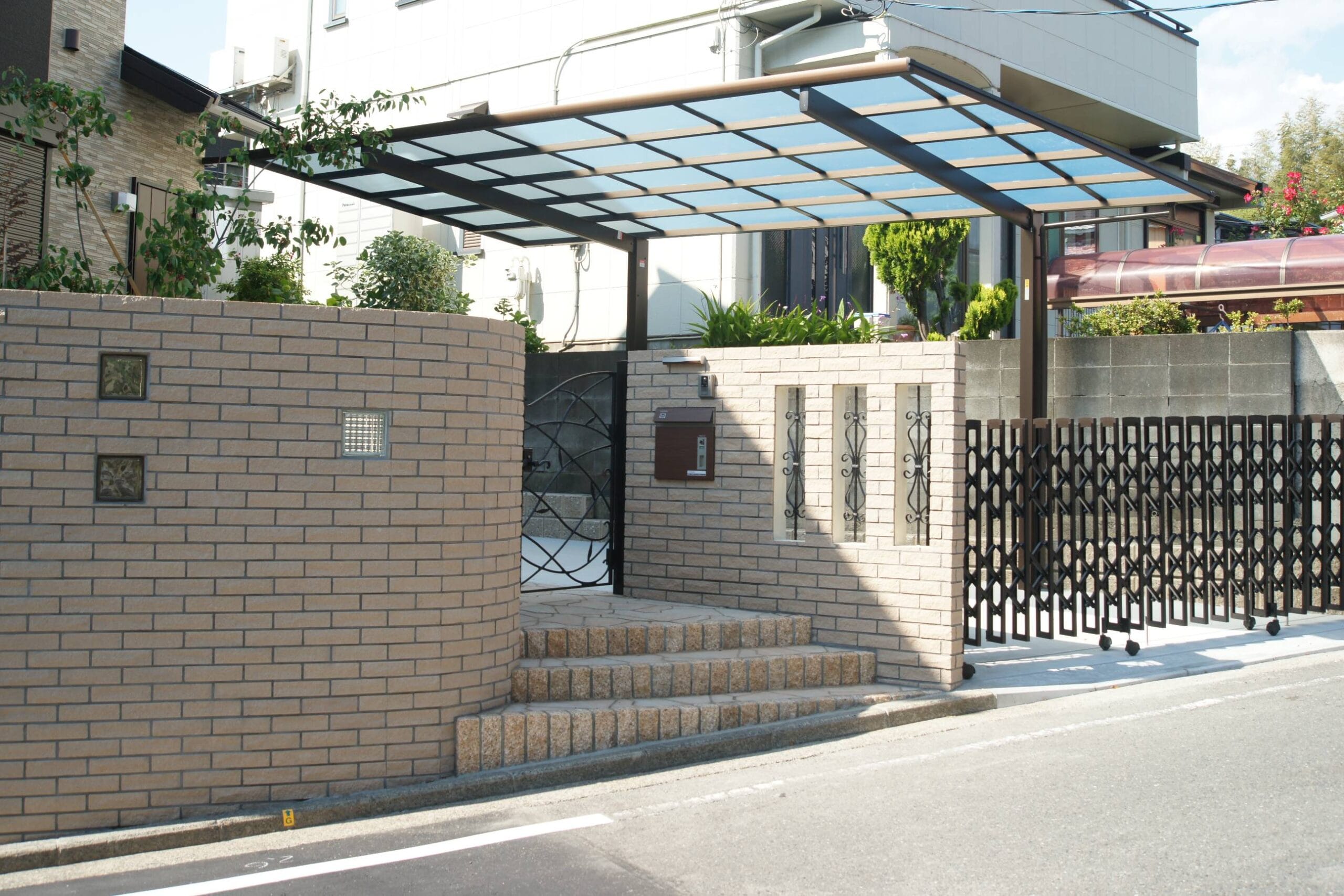 曲線門壁とアプローチの新築エクステリア工事