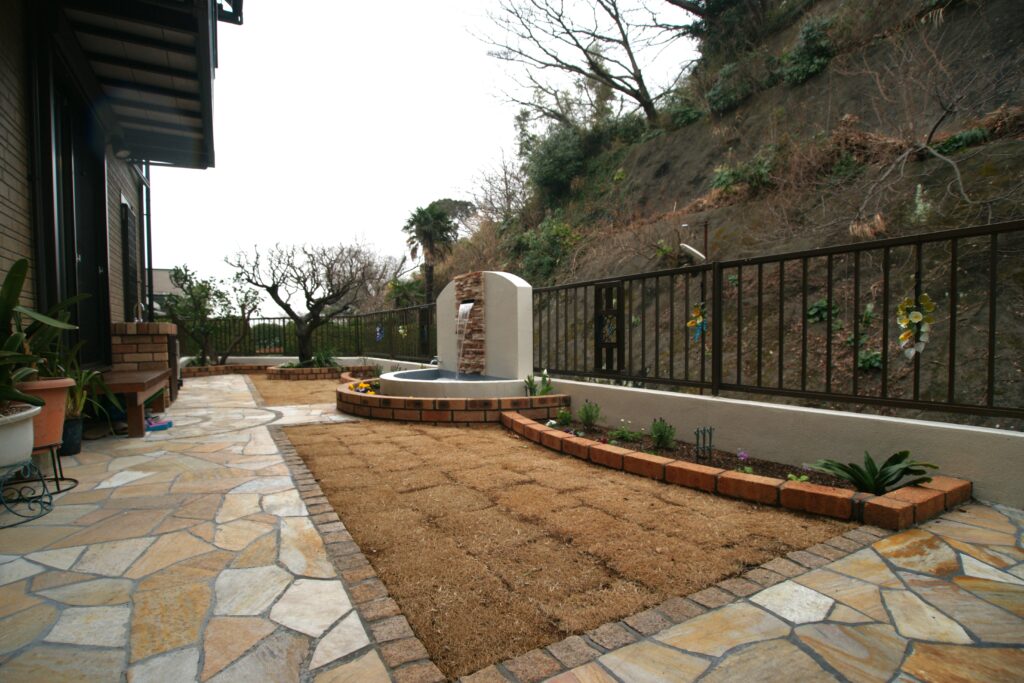 yamasoブログ インスタ リール動画 告知 78 滝とレンガ花壇のガーデンリフォーム 噴水 乱張り石 天然芝 植栽帯 yamasoブログ インスタ リール動画 告知 78 滝とレンガ花壇のガーデンリフォーム 噴水 乱張り石 天然芝 植栽帯