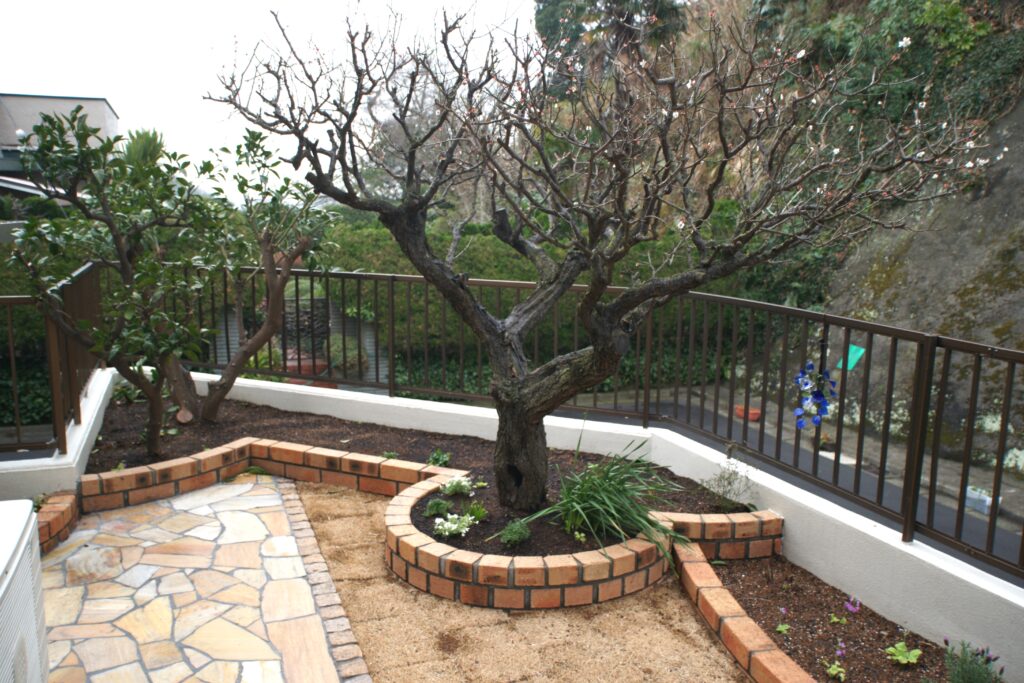 yamasoブログ インスタ リール動画 告知 78 滝とレンガ花壇のガーデンリフォーム 円形 曲線 植栽帯 段違い 見切りレンガ yamasoブログ インスタ リール動画 告知 78 滝とレンガ花壇のガーデンリフォーム 円形 曲線 植栽帯 段違い 見切りレンガ