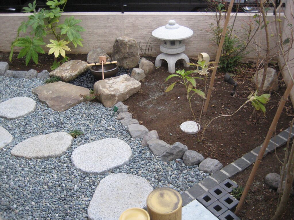 yamasoブログ　インスタ　リール動画　告知　73　お茶室前に造られた和風庭園　植栽帯　和風外構照明　和風植栽帯　和風なお庭