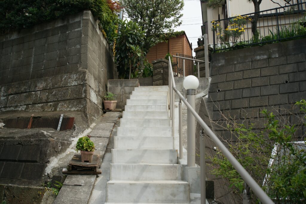 yamasoブログ インスタ リール動画 告知 77 狭小地の駐車場工事 階段作成 螺旋状 手すり設置 yamasoブログ インスタ リール動画 告知 77 狭小地の駐車場工事 階段作成 螺旋状 手すり設置