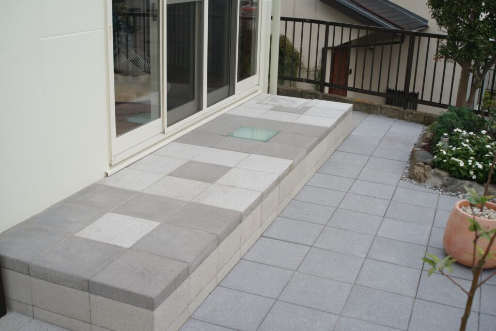 yamasoブログ インスタ リール動画 告知 84 屋根・外壁~お庭までの総合リフォーム ステップ 埋め込み照明 タイル風照明 300角 平板 yamasoブログ インスタ リール動画 告知 84 屋根・外壁~お庭までの総合リフォーム ステップ 埋め込み照明 タイル風照明 300角 平板