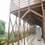 建物裏の崖地に高床式天然木デッキ＜横浜市I様邸＞