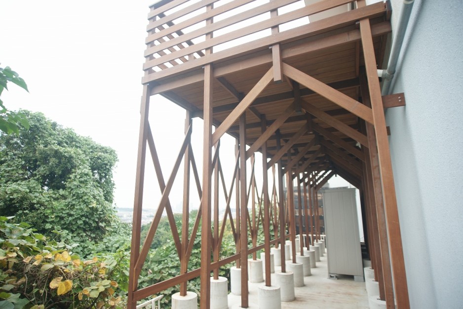 建物裏の崖地に高床式天然木デッキ＜横浜市I様邸＞