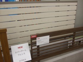 タカショー 木目調フェンス 木目調フェンス 柱も木目調となっています。