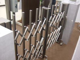 265 伸縮門扉裏面 アルミ1色となっています。後方にたて格子がなくすっきりとさせてコストを抑えています