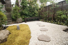 和風の庭の濡れ縁