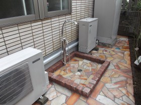 立水栓周りの石張り完了 立水栓周りの石張り完了